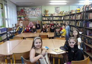Uczniowie kl.2b podczas wizyty w bibliotece.